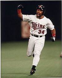 Kirby Puckett se raduje z vtznho homerunu v 6. zpase Svtov srie proti Atlant.