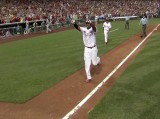 Ryan Howard oslavuje walk off homerun v 10. smn proti Cincinnati (9. ervence 2010)