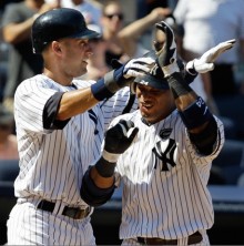 Robinson Cano oslavuje s Derekem Jeterem po t, co odplil svj tet homerun v srii s Tigers