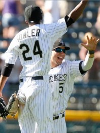 Carlos Gonzalez a Dexter Fowler oslavuj po t, co si Rockies pipsali sweep proti Braves