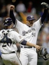 Trevor Hoffman se raduje ze svho estistho uzavenho zpasu