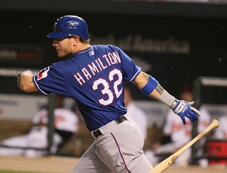 Josh Hamilton dokonuje odpal