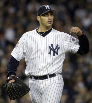 Andy Pettitte pozoruje zkrok v poli